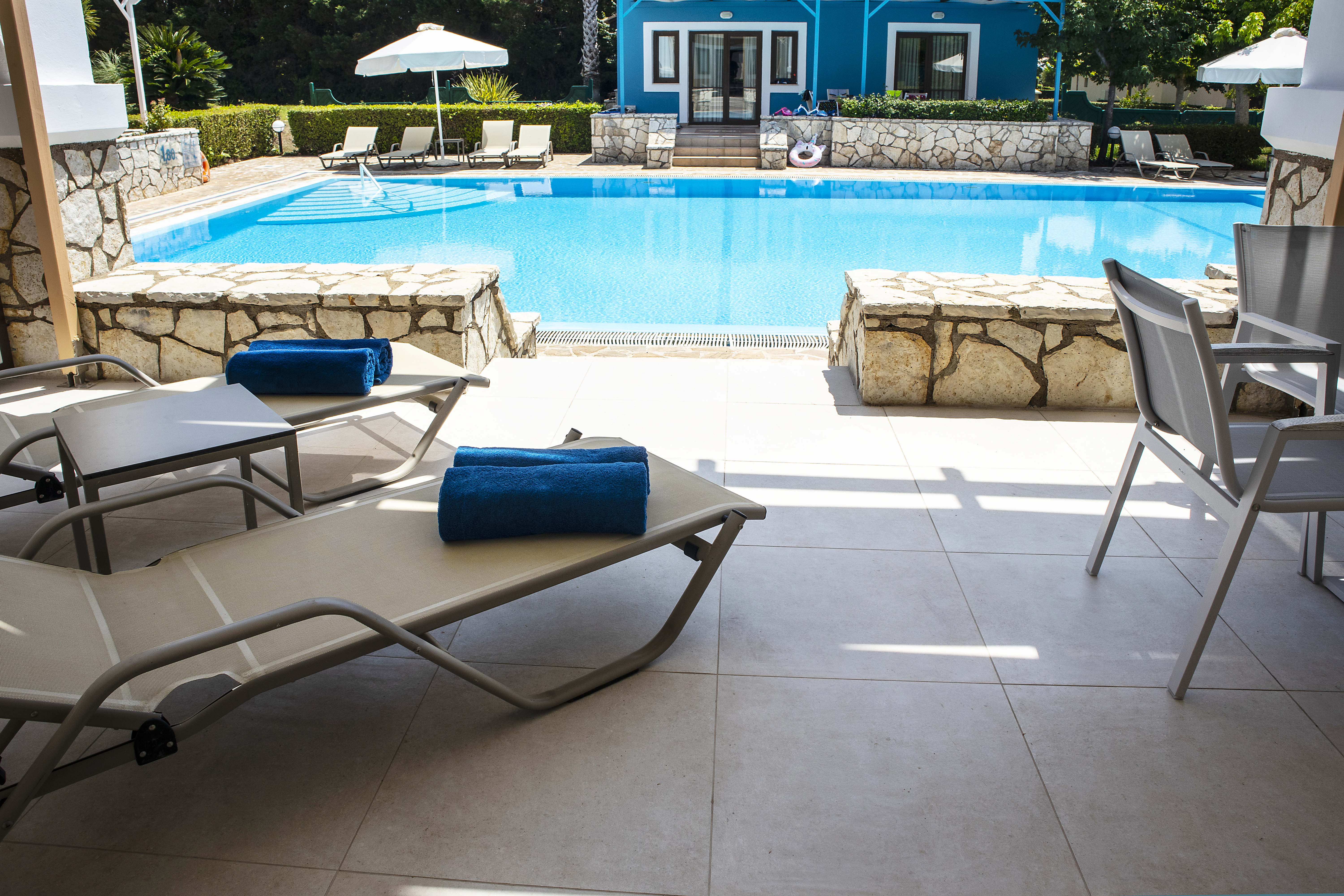 FAMILY APARTMENT SHARING POOL (2)